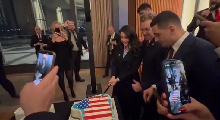 ABD Kongresi'nde skandal pastalı kutlama! Hedef mi gösterdiler?