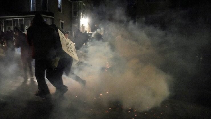 ABD’de protestocular ile ICE takımları ortasında arbede çıktı