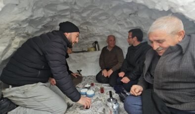 Bitlis’te esnaf biriken kardan çay konutu yaptı