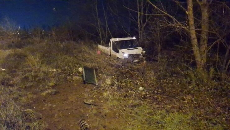 Bursa’da kamyonetin kopardığı bariyerler arabaların üzerine düştü