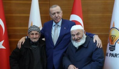 Cumhurbaşkanı Erdoğan, Düzceli asırlık vatandaşlarla bir araya geldi