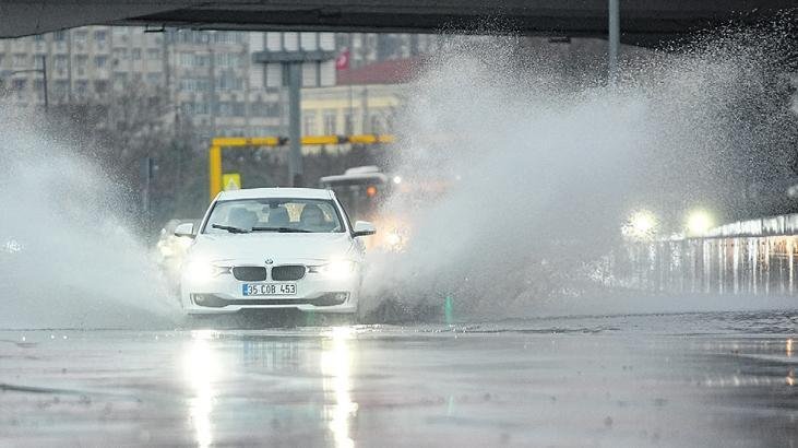 Ege’yi sağanak ve fırtına vurdu