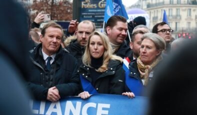 Fransa’da polisler sokağa indi: Çalışma şartları protesto edildi