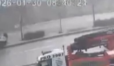 Gaziantep’te denetimden çıkan servis refüje çıktı: Yaya son anda kurtuldu