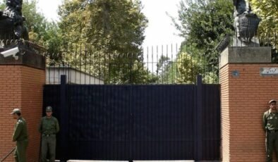 İngiltere, Tahran Büyükelçiliğini süreksiz olarak kapattı