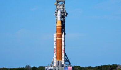 İnsanlık tekrar Ay’a gidiyor: Roket rampaya yerleştirildi