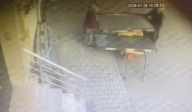 Kocaeli’de güpegündüz hırsızlık: İki bayan dev panelleri çekçeke yükleyip götürdü