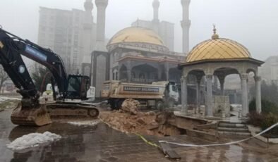 Korkutan anlar: Caminin avlusu çöktü!