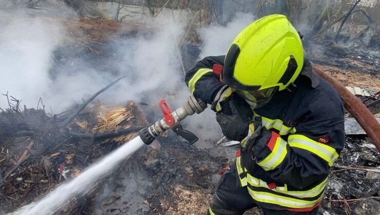 Mersin’de korkutan hurdalık yangını