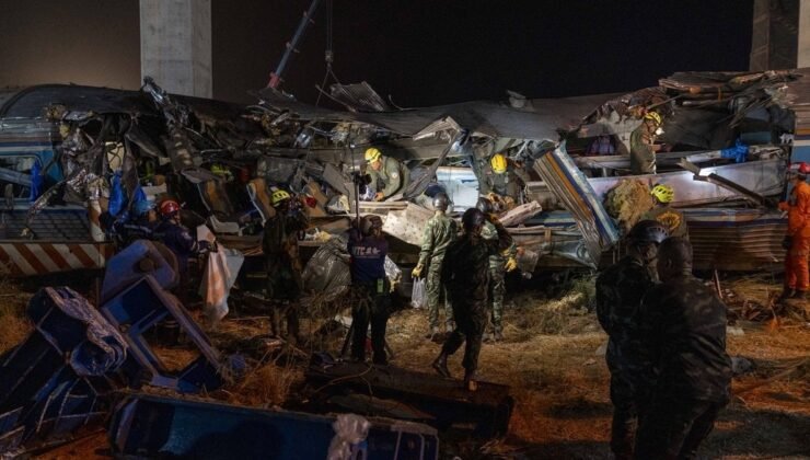 Tayland’da üzerine vinç düşen tren devrildi: 32 meyyit