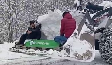 Tokat’ta kar nedeniyle kapanan yolda kepçeyle cenaze taşındı