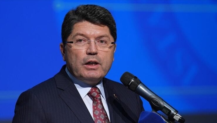 Yılmaz Tunç: Türk bayrağına provokatif hücuma ait 14 kişi gözaltına alındı