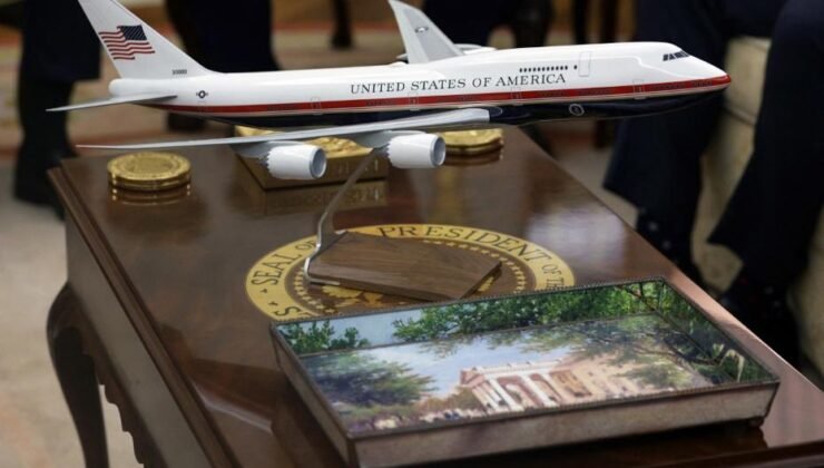 Trump, Air Force One’ı boyatıyor