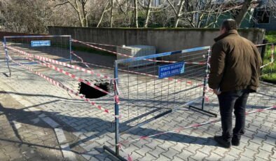 Çanakkale'de çöken yolda 2 metre derinliğinde çukur oluştu