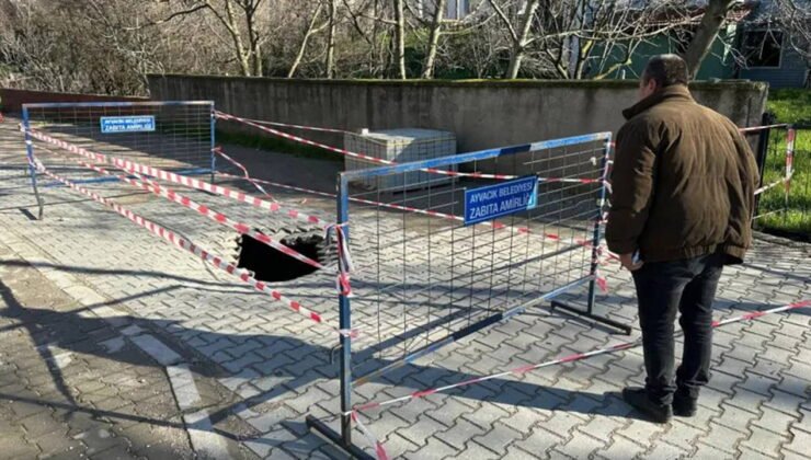 Çanakkale'de çöken yolda 2 metre derinliğinde çukur oluştu