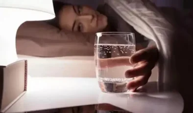 Gece uyanıp su içenler dikkat: Masum sandığınız alışkanlık risk taşıyabilir