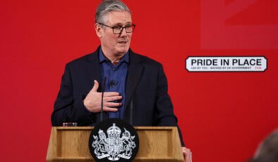 İngiltere Başbakanı Starmer’dan istifa çağrılarına yanıt. "Görevimden vazgeçmeyeceğim"