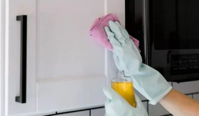 Doğal ve pratik temizlik tüyosu: Mutfak dolaplarındaki yağı çıkarmanın en etkili yolu