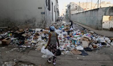 Ülke koca bir çöplüğe döndü! Yakıt krizi hayatı felç etti
