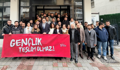 İzmir’de CHP Gençlik Kolları’na yönelik tutuklama ve hapis cezasılarına tepki
