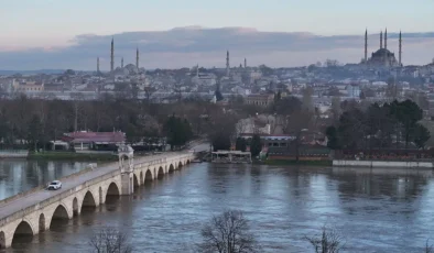 Edirne’de taşkın tehlikesi zayıflıyor: Kırmızı alarm yerini turuncu uyarıya bıraktı
