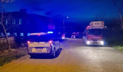 Düzce’de kuvvetli rüzgar lisenin çatısını uçurdu