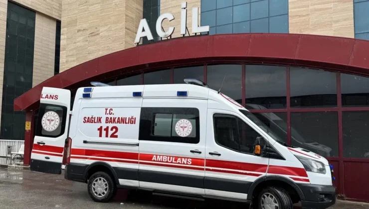 Virajı alamayan kum yüklü kamyon 2 otomobili biçti: 1 ölü, 3 yaralı