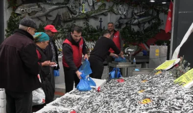 Fiyatı 50 TL'ye düştü, yurttaşlar metrelerce kuyruk oluşturdu!