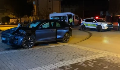 Bursa'da otomobil ile özel eğitim ve rehabilitasyon servisi çarpıştı: 9 kişi yaralandı!