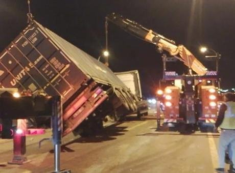Büyükçekmece TEM Otoyolu'nda TIR devrildi; şoförü yaralandı