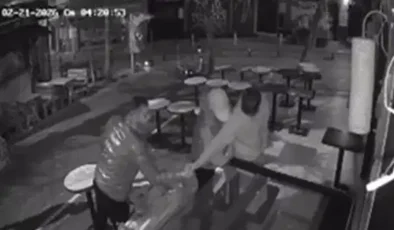 O anlar kamerada: Kadıköy Moda'da kafe önüne bırakılan çilekleri tadına bakıp çaldılar