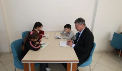 Belediye başkanı öğrencilerle kitap okudu