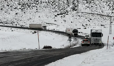 Saatlerce kıpırdayamadılar… Ardahan'da 'beyaz' esaret: Buz tutan rampada TIR şoförleri mahsur kaldı