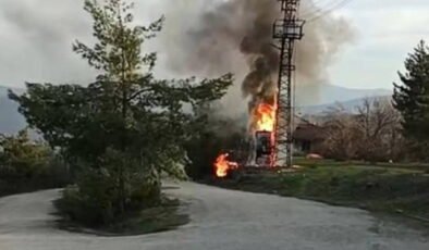 Patlayan elektrik trafosu alev aldı