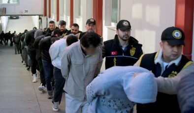 Adana merkezli yöntemsiz reçeteyle aldıkları ilaçları satan çeteye operasyon