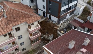 Ankara’nın Gölbaşı ilçesinde 4 katlı bir apartmanın istinat duvarı çöktü