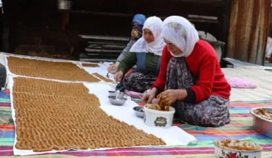 Bu tatlı sadece bir mahallede var! Yazın bin bir zahmetle yapılıyor, kışın afiyetle yeniyor