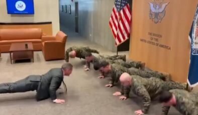 Amerikan elçisi Mike Waltz, askerlerle şınav çekti