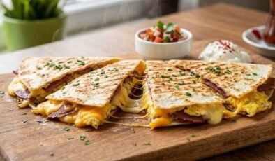 Hamur açmak yok: Bol kaşarlı ve füme etli kahvaltılık quesadilla tarifi…