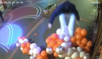 Bartın’da Sevgililer Günü süslemelerine ziyan verdi