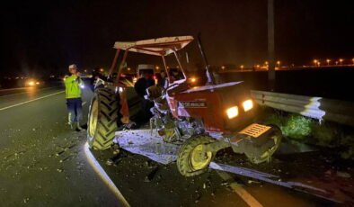 Otomobilin çarptığı traktör ikiye ayrıldı: Çok sayıda yaralı var!