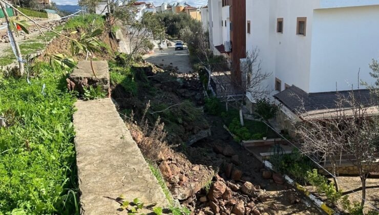 Çanakkale’de sağanak alarmı: Sitenin istinat duvarı çöktü