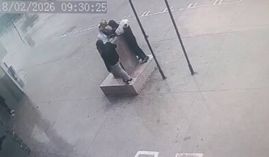 Öğrenciler fırtınada düşmek üzere olan Atatürk büstünü korudular