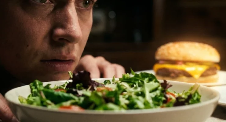 Diyet Listeleri Neden İşe Yaramıyor? Kilo Vermenizi Engelleyen Gizli Düşman: “Duygusal Yeme”
