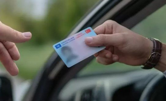 EHLİYET SINAV PUANI 2026: Ehliyet sınav puanı düştü mü? Resmi Gazete detayı