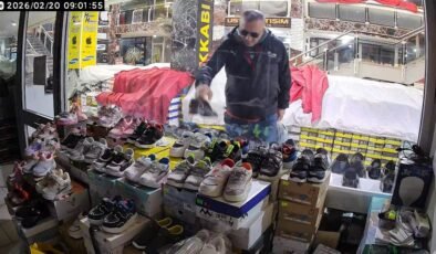 Elazığ’da ayakkabı hırsızlığı kamerada: Evvel beğendi sonra poşete koydu