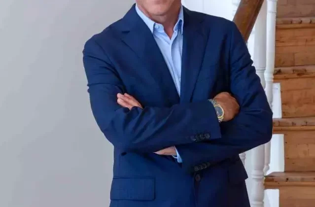 Eşini oyuncu Dolunay Soysert ile aldattığı iddia edilen Konda'nın sahibine  50 milyon TL tazminat talebi