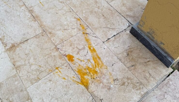 Eskişehir’de araçlara ve binalara yumurta fırlatan çocuklar vatandaşı rahatsız ediyor