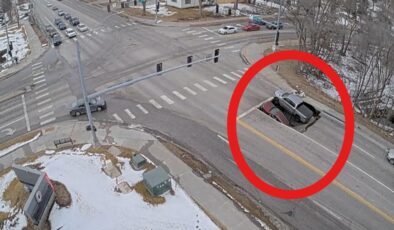 ABD’de yer yarıldı, arabaları yuttu. O anlar kamerada