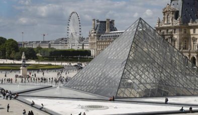 Louvre Müzesi'nin müdürü istifa etti